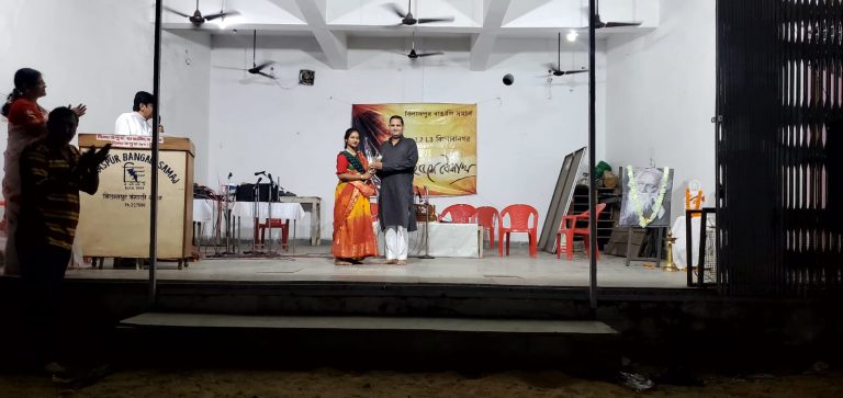 बिलासपुर बंगाली समाज द्वारा बिनोबानगर मे छत्तीसगढ योग आयोग सदस्य रविन्द्र सिंह के आतिथ्य मे सांस्कृतिक मंच पर गीत संगीत,नृत्य,काव्य पाठ के माध्यम से रवींद्रनाथ टैगोर के 162 वा जयंती मनाया गया… बिलासपुर बंगाली समाज द्वारा बिनोबानगर मे छत्तीसगढ योग आयोग सदस्य रविन्द्र सिंह के आतिथ्य मे सांस्कृतिक मंच पर गीत संगीत,नृत्य,काव्य पाठ के माध्यम से रवींद्रनाथ टैगोर के 162 वा जयंती मनाया गया…