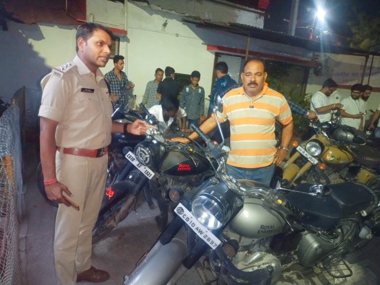 मोडिफाई साइलेंसर लगे वाहनों पर डी0एस0पी0 ट्रैफिक की निरंतर कार्यवाही… मोडिफाई साइलेंसर लगे वाहनों पर डी0एस0पी0 ट्रैफिक की निरंतर कार्यवाही…