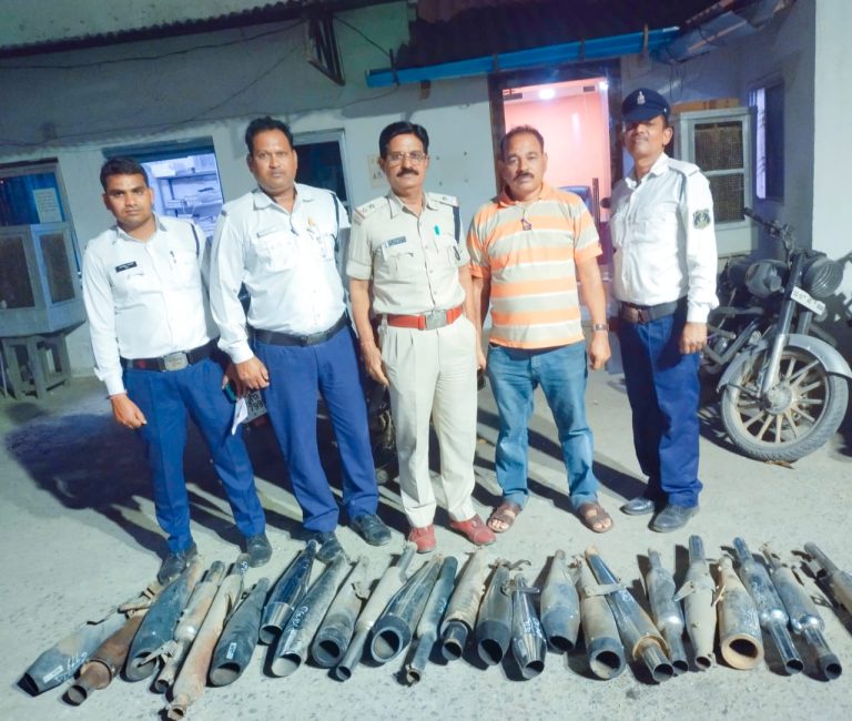 बुलेट में मोडिफाई साइलेंसर एवं बिना नंबर वाहनों पर की गई ताबड़तोड़ कार्यवाही… बुलेट में मोडिफाई साइलेंसर एवं बिना नंबर वाहनों पर की गई ताबड़तोड़ कार्यवाही…