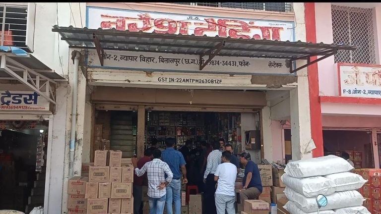 नकली सामान बेचने का धंधा करने वाले व्यापारी पर बिलासपुर पुलिस ने रेड कर की कार्यवाही.. व्यापार विहार स्थित नरेश ट्रेडिंग के मालिक कमलेश मखीजा को नकली iodex, eno , all out , black hit के अवैध व्यापार करने के आरोप में किया गया गिरफ्तार.. नकली सामान बेचने का धंधा करने वाले व्यापारी पर बिलासपुर पुलिस ने रेड कर की कार्यवाही.. व्यापार विहार स्थित नरेश ट्रेडिंग के मालिक कमलेश मखीजा को नकली iodex, eno , all out , black hit के अवैध व्यापार करने के आरोप में किया गया गिरफ्तार..