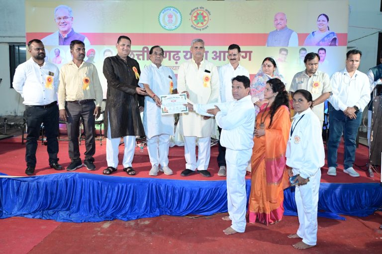 बिलासपुर संभाग के सात दिवसीय निःशुल्क आवासीय योग प्रशिक्षण शिविर का सफलता पूर्वक हुआ समापन… बिलासपुर संभाग के सात दिवसीय निःशुल्क आवासीय योग प्रशिक्षण शिविर का सफलता पूर्वक हुआ समापन…