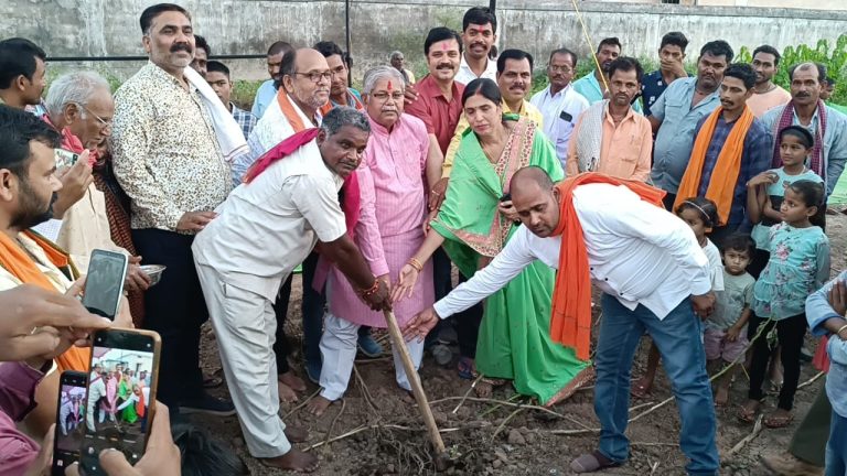 ग्राम खुटेरा मे पूर्व विधानसभा अध्यक्ष धरमलाल कौशिक ने किया 80 लाख के निर्माण कार्य का भूमिपूजन… ग्राम खुटेरा मे पूर्व विधानसभा अध्यक्ष धरमलाल कौशिक ने किया 80 लाख के निर्माण कार्य का भूमिपूजन…