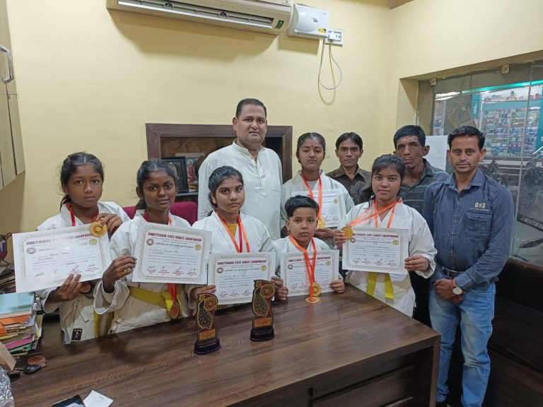 छत्तीसगढ़ राज्य स्तरीय कराटे प्रतियोगिता मनेन्द्रगढ़ में बिलासपुर जिले में कुल 87 पदक जीतकर प्रथम स्थान प्राप्त किया विजेता खिलाड़ियों का छत्तीसगढ योग आयोग सदस्य रविन्द्र सिंह ने बढाया उनका हौसला… 