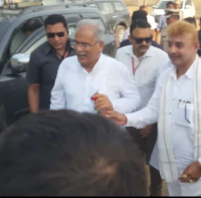 त्रिलोक श्रीवास ने किया मुख्यमंत्री का आत्मीय स्वागत… त्रिलोक श्रीवास ने किया मुख्यमंत्री का आत्मीय स्वागत…