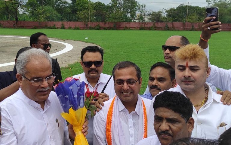 कांग्रेस नेता त्रिलोक श्रीवास ने सहयोगियों सहित किया मुख्यमंत्री का आत्मीय स्वागत… कांग्रेस नेता त्रिलोक श्रीवास ने सहयोगियों सहित किया मुख्यमंत्री का आत्मीय स्वागत…