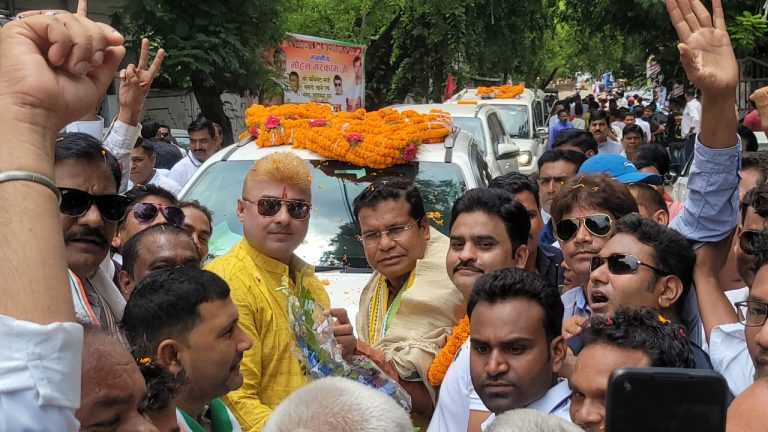 त्रिलोक चंद्र श्रीवास्, के मार्गदर्शन में मोहन मरकाम का जबरदस्त आतिशी स्वागत… त्रिलोक चंद्र श्रीवास्, के मार्गदर्शन में मोहन मरकाम का जबरदस्त आतिशी स्वागत…