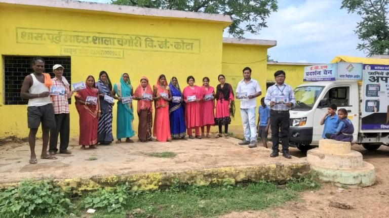 कोटा ब्लॉक के चंगोरी में किया गया ईवीएम मशीन का प्रदर्शन मशीन से मतदान करने की प्रक्रिया से अवगत हुए ग्रामीण…