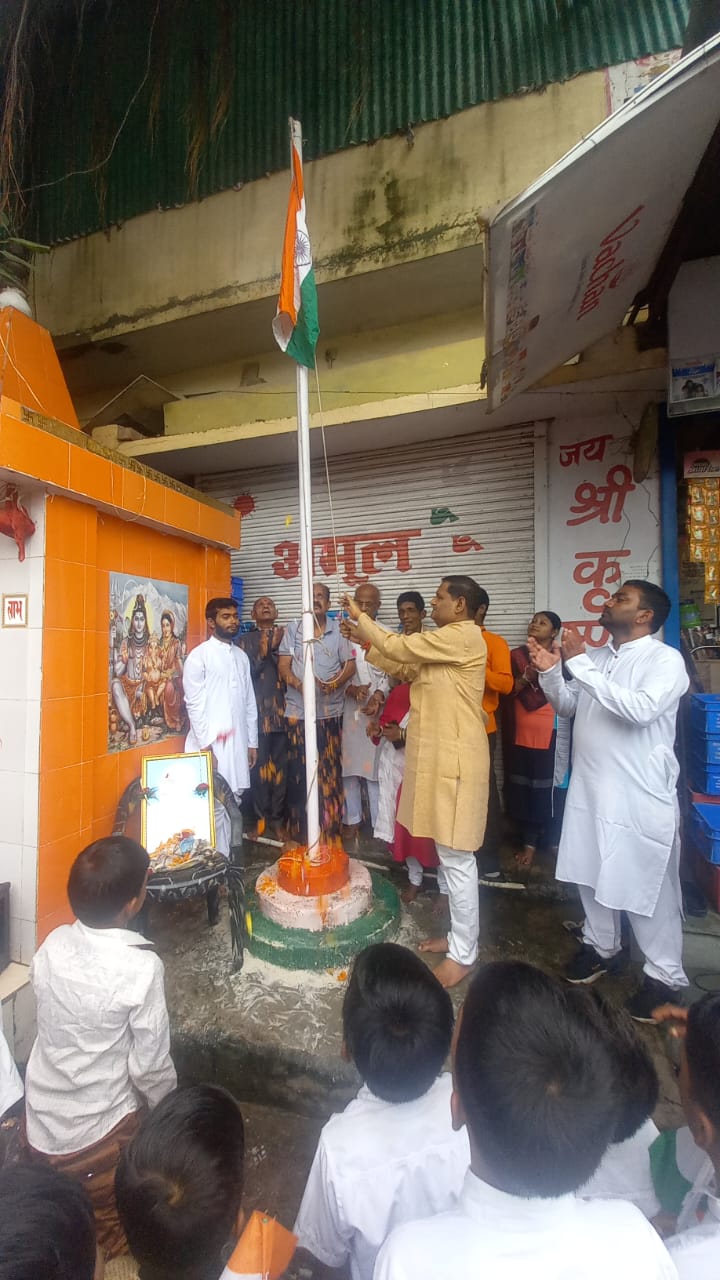 बिनोबानगर वार्ड क्रमांक 27 के युवा पार्षद रविन्द्र सिंह ठाकुर ने स्वतंत्रता दिवस के पावन पर्व पर गायंत्री मदिर चौक मे ध्वजारोहण कर सलामी दिए… बिनोबानगर वार्ड क्रमांक 27 के युवा पार्षद रविन्द्र सिंह ठाकुर ने स्वतंत्रता दिवस के पावन पर्व पर गायंत्री मदिर चौक मे ध्वजारोहण कर सलामी दिए…