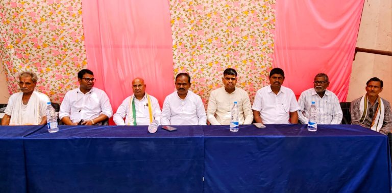 पूर्व विधायक दिलीप लहरिया,मंडी उपाध्यक्ष संतोष दुबे व जिला पंचायत सभापति अंकित गौरहा ने ग्राम धूमा में 4 लाख के सीसी रोड का किया भूमिपूजन.. पूर्व विधायक दिलीप लहरिया,मंडी उपाध्यक्ष संतोष दुबे व जिला पंचायत सभापति अंकित गौरहा ने ग्राम धूमा में 4 लाख के सीसी रोड का किया भूमिपूजन..