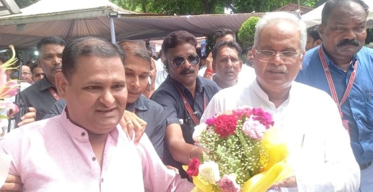 छत्तीसगढ़ के लोकप्रिय मुख्यमंत्री भूपेश बघेल को जन्मदिन के अवसर पर मुख्यमंत्री निवास में छत्तीसगढ़ योग आयोग के सदस्य रविन्द्र सिंह ने साथियो के साथ मिलकर बधाई एवं शुभकामनाएं दिए… छत्तीसगढ़ के लोकप्रिय मुख्यमंत्री भूपेश बघेल को जन्मदिन के अवसर पर मुख्यमंत्री निवास में छत्तीसगढ़ योग आयोग के सदस्य रविन्द्र सिंह ने साथियो के साथ मिलकर बधाई एवं शुभकामनाएं दिए…