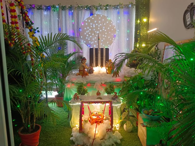 शुभ बिहार में श्री कृष्ण जन्माष्टमी के पावन पर्व पर मेहता परिवार के सुपुत्री द्वारा झांकी में चंद्रयान 3 को ले जाने वाला रॉकेट पीएसएलवी 3को दर्शाया गया… शुभ बिहार में श्री कृष्ण जन्माष्टमी के पावन पर्व पर मेहता परिवार के सुपुत्री द्वारा झांकी में चंद्रयान 3 को ले जाने वाला रॉकेट पीएसएलवी 3को दर्शाया गया…