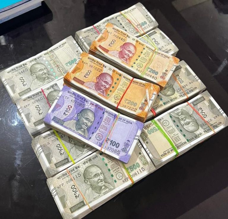 तारबाहर पुलिस द्वारा वाहन चेकिंग दौरान क्रेटा कार से 2000000 ( बीस लाख नगद रुपया ) किया गया जप्त… तारबाहर पुलिस द्वारा वाहन चेकिंग दौरान क्रेटा कार से 2000000 ( बीस लाख नगद रुपया ) किया गया जप्त…