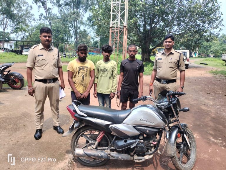 मोटरसाइकिल चोरी करने वाले तीन चोर चढ़े सीपत पुलिस के हत्थे… मोटरसाइकिल चोरी करने वाले तीन चोर चढ़े सीपत पुलिस के हत्थे…