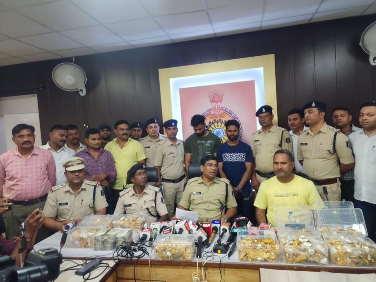 12 करोड का सोना एवम् हीरे की ज्वेलरी तथा 12 लाख 50 हजार रुपए नगद बरामद…बिलासपुर पुलिस थाना सिविल लाईन एवं एसीसीयू टीम को मिली बहुत बड़ी सफलता… 12 करोड का सोना एवम् हीरे की ज्वेलरी तथा 12 लाख 50 हजार रुपए नगद बरामद…बिलासपुर पुलिस थाना सिविल लाईन एवं एसीसीयू टीम को मिली बहुत बड़ी सफलता…