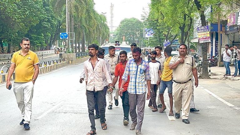 थाना कोनी की बड़ी कार्यवाही…पुलिस से धक्कामुक्की एवं शासकीय कार्य मे बाधा करने वाले सात आरोपियों को किया गिरफ्तार… थाना कोनी की बड़ी कार्यवाही…पुलिस से धक्कामुक्की एवं शासकीय कार्य मे बाधा करने वाले सात आरोपियों को किया गिरफ्तार…