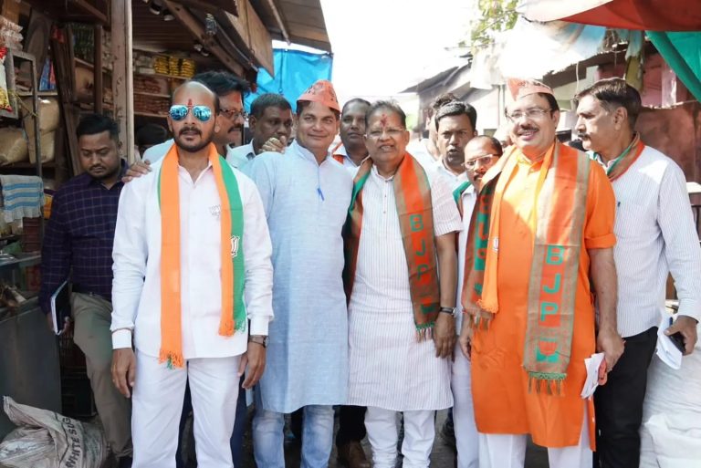 भू-माफियाओं के जाल में उड़ रही है जमीन, बेशकीमती जमीन कांग्रेस नेताओं के नाम पर चढ़ी- अमर अग्रवाल भू-माफियाओं के जाल में उड़ रही है जमीन, बेशकीमती जमीन कांग्रेस नेताओं के नाम पर चढ़ी- अमर अग्रवाल