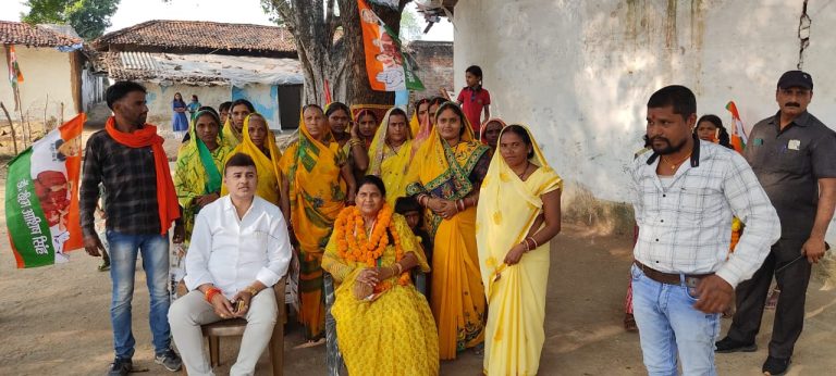 त्रिलोक चंद्र श्रीवास ने सहयोगियों सहित बनाया रश्मि सिंह के पक्ष में माहौल… त्रिलोक चंद्र श्रीवास ने सहयोगियों सहित बनाया रश्मि सिंह के पक्ष में माहौल…