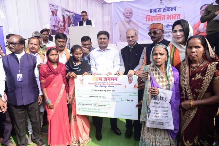 बैगा बहुल गांव करका पहुंची मोदी की गारण्टी वाली गाड़ी विकसित भारत संकल्प यात्रा शिविरों से लोगों को मिल रहा फायदा… बैगा बहुल गांव करका पहुंची मोदी की गारण्टी वाली गाड़ी विकसित भारत संकल्प यात्रा शिविरों से लोगों को मिल रहा फायदा…