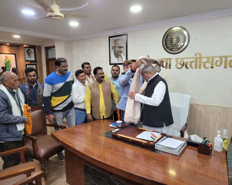 त्रिलोक श्रीवास् ने सहयोगियों सहित पूर्व मुख्यमंत्री भूपेश बघेल को दिया नूतन वर्ष की बधाइयां… त्रिलोक श्रीवास् ने सहयोगियों सहित पूर्व मुख्यमंत्री भूपेश बघेल को दिया नूतन वर्ष की बधाइयां…