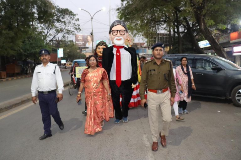 “कठपुतली रैली” के माध्यम से दिया, यातायात जागरूकता का संदेश”डी0एस0पी0 ट्रैफिक ने स्वयं नेतृत्व करते हुए 6 किलोमीटर की जागरूकता रैली संपन्न कराई… “कठपुतली रैली” के माध्यम से दिया, यातायात जागरूकता का संदेश”डी0एस0पी0 ट्रैफिक ने स्वयं नेतृत्व करते हुए 6 किलोमीटर की जागरूकता रैली संपन्न कराई…
