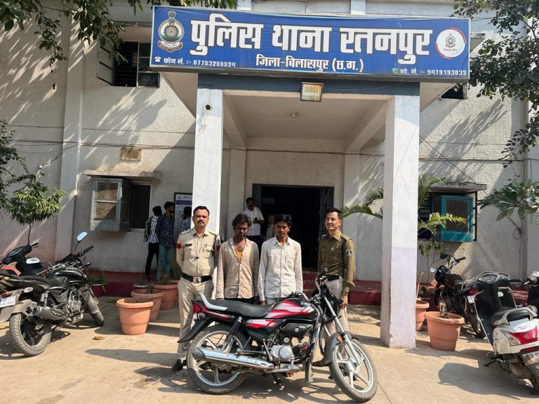 चोरी की मोटर सायकल बैटरी सहित तीन आरोपियों को रतनपुर पुलिस ने किया गिरफ्तार…चोरी की बैटरी को बेचने के फिराक में ग्राहक तलाश कर रहा थे आरोपी .. चोरी की मोटर सायकल बैटरी सहित तीन आरोपियों को रतनपुर पुलिस ने किया गिरफ्तार…चोरी की बैटरी को बेचने के फिराक में ग्राहक तलाश कर रहा थे आरोपी ..