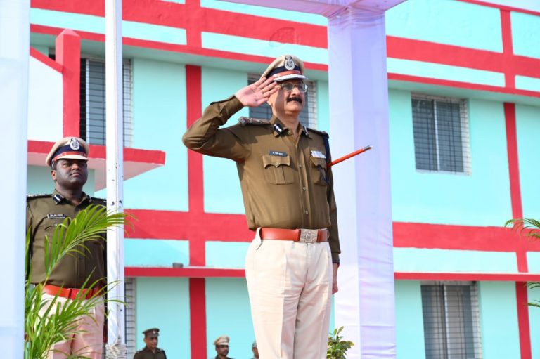 पुलिस महानिरीक्षक बिलासपुर रेंज बिलासपुर डॉ.संजीव शुक्ला द्वारा किया गया जिला मुंगेली का वार्षिक निरीक्षण..वरिष्ठ पुलिस अधीक्षक गिरिजा शंकर जायसवाल द्वारा पुष्प गुच्छ भेंट कर किया स्वागत… पुलिस महानिरीक्षक बिलासपुर रेंज बिलासपुर डॉ.संजीव शुक्ला द्वारा किया गया जिला मुंगेली का वार्षिक निरीक्षण..वरिष्ठ पुलिस अधीक्षक गिरिजा शंकर जायसवाल द्वारा पुष्प गुच्छ भेंट कर किया स्वागत…