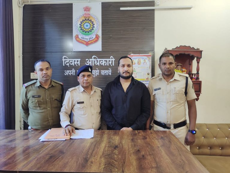जिला बदर ऋषभ पणिकर पैसों की अवैध वसूली और मारपीट करने वाला आदतन बदमाश सरकण्डा पुलिस के गिरफ्त में उच्च न्यायालय के आदेश पर आया था शहर..
