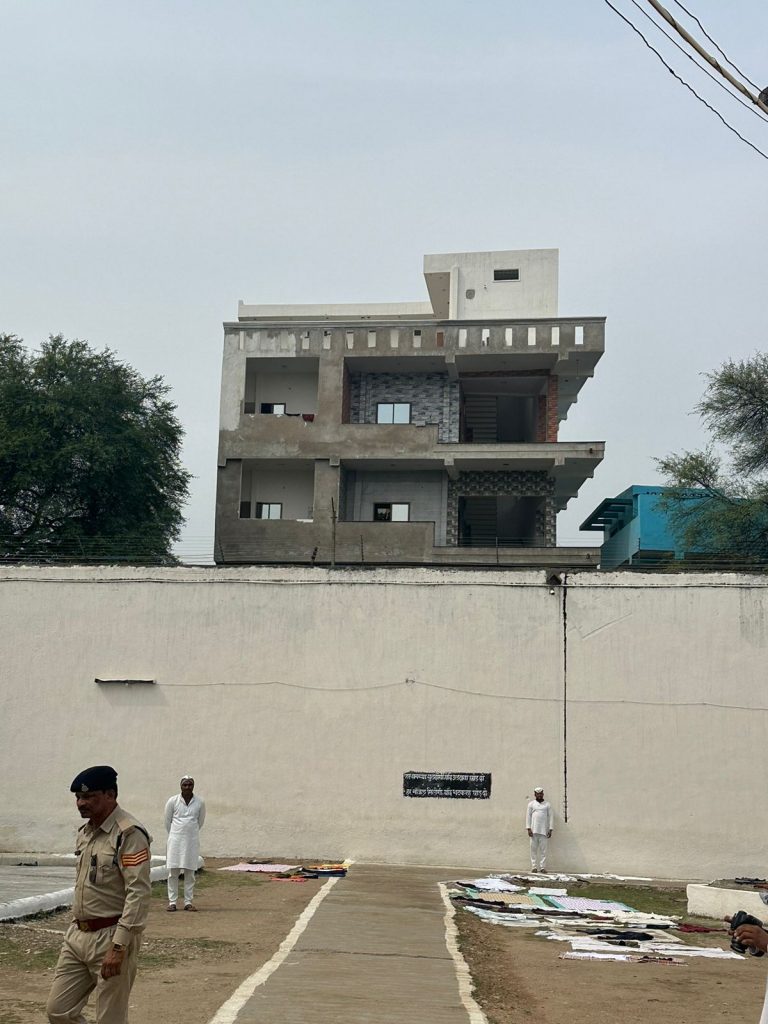 अवैध भवन निर्माण से केन्द्रीय जेल की सुरक्षा को खतरा,नियमितीकरण आवेदन निरस्त कर मकान मालिक को नोटिस,जेल की दीवार से 2 मीटर नीचे तक मकान तोड़ने के निर्देश… अवैध भवन निर्माण से केन्द्रीय जेल की सुरक्षा को खतरा,नियमितीकरण आवेदन निरस्त कर मकान मालिक को नोटिस,जेल की दीवार से 2 मीटर नीचे तक मकान तोड़ने के निर्देश…