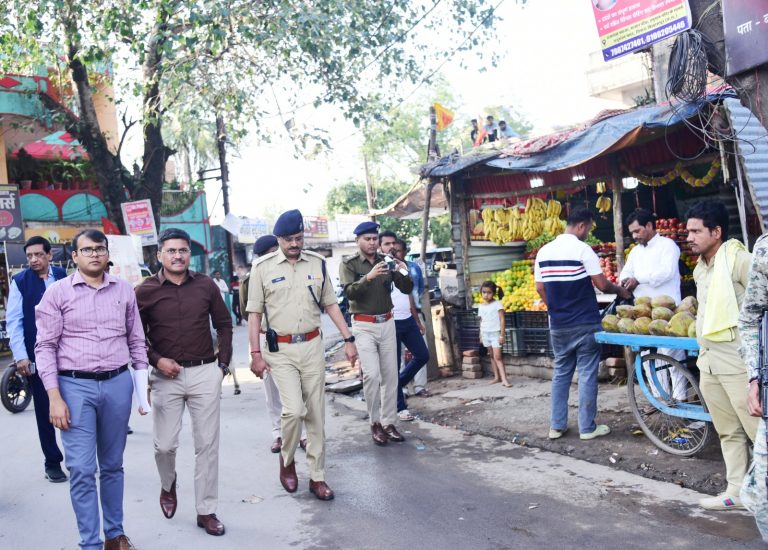 ट्रैफिक सुधारने सड़कों पर खुद उतरे कलेक्टर-एसपी,दो घंटे पैदल चलकर यातायात व्यवस्था का लिया जायजा… ट्रैफिक सुधारने सड़कों पर खुद उतरे कलेक्टर-एसपी,दो घंटे पैदल चलकर यातायात व्यवस्था का लिया जायजा…
