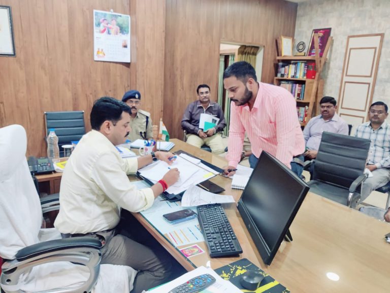 सेदरी “ब्लैक स्पॉट” में हुई सड़क दुर्घटना पर पुलिस अधीक्षक ने ली आपात बैठक, सड़क निर्माण एजेंसी को लगाई कड़ीफटकार… सेदरी “ब्लैक स्पॉट” में हुई सड़क दुर्घटना पर पुलिस अधीक्षक ने ली आपात बैठक, सड़क निर्माण एजेंसी को लगाई कड़ीफटकार…