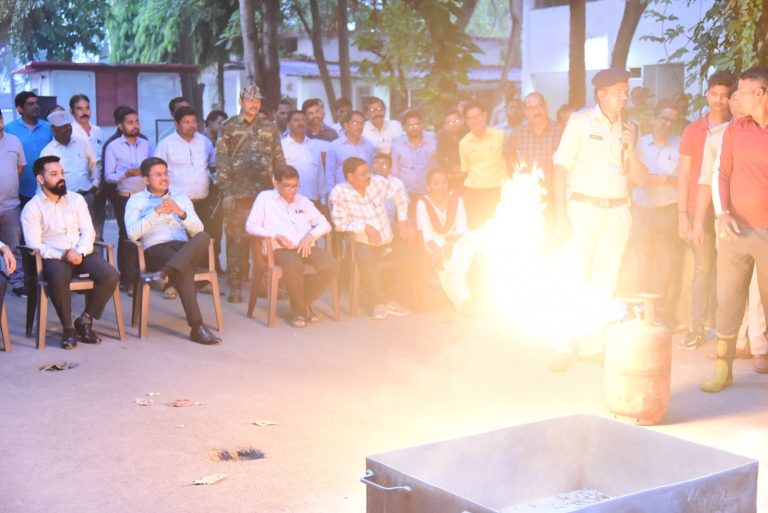 आग से बचाव के लिए फायर फाइंटिग मॉक ड्रिल शांति एवं धैर्य से करें आगजनी का मुकाबला : कलेक्टर… आग से बचाव के लिए फायर फाइंटिग मॉक ड्रिल शांति एवं धैर्य से करें आगजनी का मुकाबला : कलेक्टर…