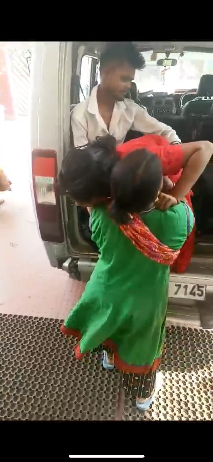 अज्ञात कारणों से महिला ने किया जहर का सेवन, 112 ने बचाई जान… अज्ञात कारणों से महिला ने किया जहर का सेवन, 112 ने बचाई जान…