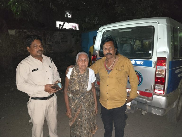 रास्ता भटकी हुई 80 साल की बुजुर्ग महिला को 112 की टीम ने पहुंचाया घर परिवार के चेहरे पर आई मुस्कान.. रास्ता भटकी हुई 80 साल की बुजुर्ग महिला को 112 की टीम ने पहुंचाया घर परिवार के चेहरे पर आई मुस्कान..