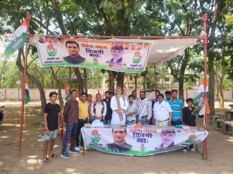 कांग्रेस नेता त्रिलोक श्रीवास ने सपरिवार किया मतदान…. कांग्रेस नेता त्रिलोक श्रीवास ने सपरिवार किया मतदान….