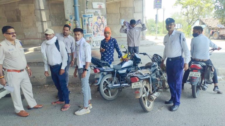 बिलासपुर पुलिस द्वारा हाइवे में चलाया गया हेलमेट चेकिंग अभियान,43 वाहनों पर की गई कार्यवाही… बिलासपुर पुलिस द्वारा हाइवे में चलाया गया हेलमेट चेकिंग अभियान,43 वाहनों पर की गई कार्यवाही…