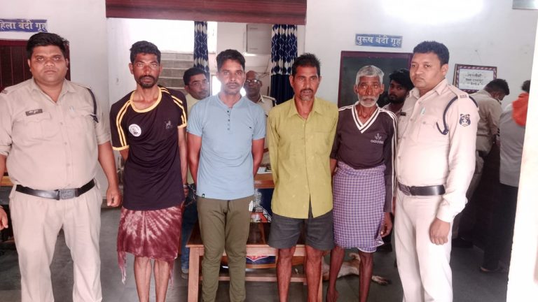 रतनपुर पुलिस द्वारा थाना प्रभारी के नेतृत्व में पशु क्रूरता पर गई कार्यवाही,पालतू बैल व बछड़ा को संदिग्ध तरीके से ले जा रहे 04 आरोपियों को किया गिरफ्तार…