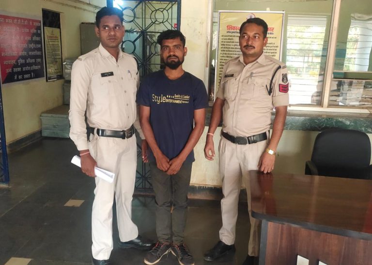 लुट के दो प्रकरणों में फरार आरोपीयो के विरुद्ध बिलासपुर पुलिस का प्रहार, चार साल से फ़रार आरोपी राघवेंद्र सिंह उर्फ रकबर सिंह को गिरफ्तार कर न्यायिक रिमांड पर भेजा गया…