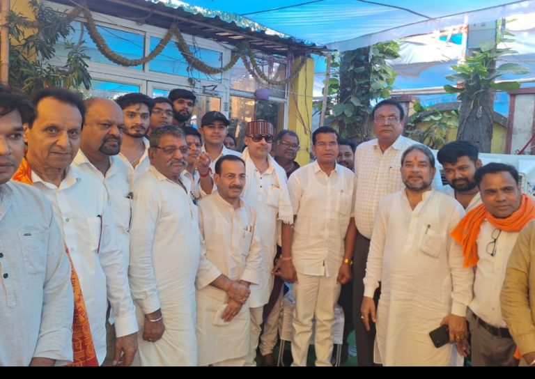 कांग्रेस नेता स्व. भंजन श्रीवास की 13वीं में मोहन मरकाम, धर्मजीत,सुशांत,डॉ रश्मि, शैलेश, दिलीप लहरिया,अर्जुन तिवारी, किशोर राय, रामशरण, अरुण चौहान, शेख नसरुद्दीन सहित हजारों लोग हुए सम्मिलित… कांग्रेस नेता स्व. भंजन श्रीवास की 13वीं में मोहन मरकाम, धर्मजीत,सुशांत,डॉ रश्मि, शैलेश, दिलीप लहरिया,अर्जुन तिवारी, किशोर राय, रामशरण, अरुण चौहान, शेख नसरुद्दीन सहित हजारों लोग हुए सम्मिलित…