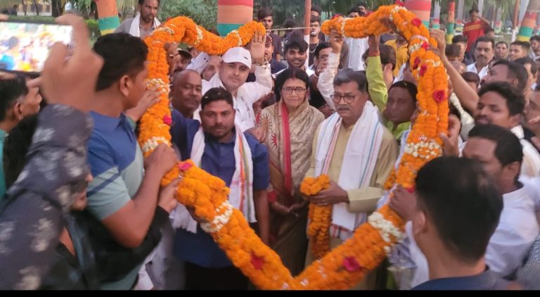 त्रिलोक श्रीवास ने सैकड़ो सहयोगियों सहित दिया ज्योत्सना चरण दास महंत को जीत की बधाइयां….