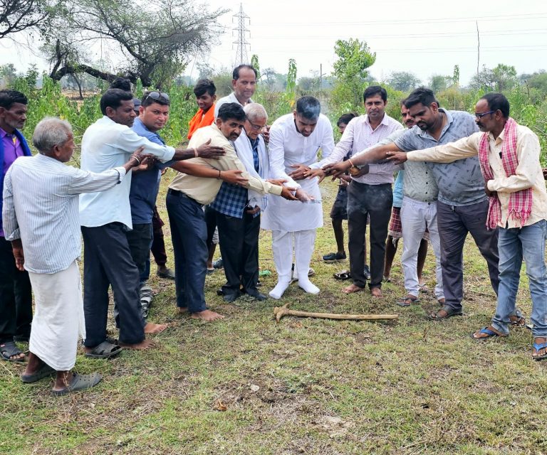 ग्राम पंचायत नंगोई में जिला पंचायत सभापति गौरहा ने स्वीकृत 6 लाख के मुक्तिधाम व प्रतीक्षालय के निर्माण कार्य का किया भूमिपुजन… ग्राम पंचायत नंगोई में जिला पंचायत सभापति गौरहा ने स्वीकृत 6 लाख के मुक्तिधाम व प्रतीक्षालय के निर्माण कार्य का किया भूमिपुजन…