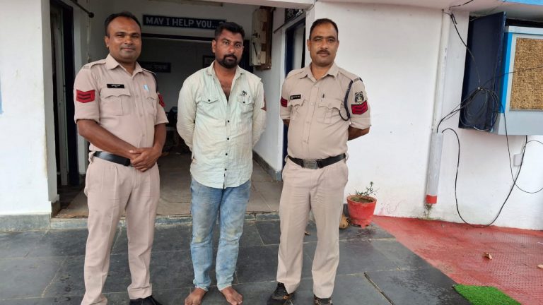 महिला से छेड़छाड़ करने वाला आरोपी पर बिलासपुर पुलिस का प्रहार, महिला संबंधी रिपोर्ट पर त्वरित कार्यवाही करते हुए रिपोर्ट के कुछ ही घण्टों में घेराबंदी कर आरोपी को धरदबोचा… 