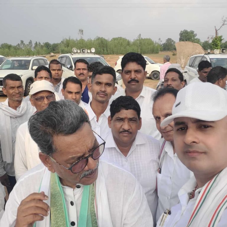 महंत दंपति का मरवाही दौरा, कांग्रेस नेता त्रिलोक श्रीवास सहयोगियों सहित हुए शामिल… महंत दंपति का मरवाही दौरा, कांग्रेस नेता त्रिलोक श्रीवास सहयोगियों सहित हुए शामिल…