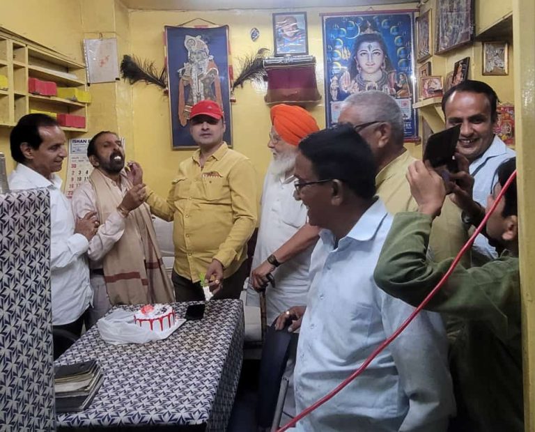 कांग्रेस नेता संजय मिश्रा का जन्मदिन हर्षोल्लास के साथ मनाया गया सैकड़ो लोगों ने दिया बधाइयां. कांग्रेस नेता संजय मिश्रा का जन्मदिन हर्षोल्लास के साथ मनाया गया सैकड़ो लोगों ने दिया बधाइयां.