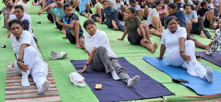 विश्व योग दिवस के अवसर पर बिलासपुर पुलिस द्वारा कराया गया योग शिविर का आयोजन…पुलिस अधिकारी कर्मचारी के अतिरिक्त पुलिस परिवार, आम जन(महिला, पुरुष) एवं युवाओं ने हिस्सा लिया… विश्व योग दिवस के अवसर पर बिलासपुर पुलिस द्वारा कराया गया योग शिविर का आयोजन…पुलिस अधिकारी कर्मचारी के अतिरिक्त पुलिस परिवार, आम जन(महिला, पुरुष) एवं युवाओं ने हिस्सा लिया…