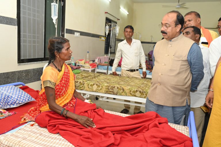 उप मुख्यमंत्री अरुण साव ने डायरिया पीड़ित मरीजों से की मुलाकात,बेहतर इलाज करने डॉक्टरों को निर्देश…. उप मुख्यमंत्री अरुण साव ने डायरिया पीड़ित मरीजों से की मुलाकात,बेहतर इलाज करने डॉक्टरों को निर्देश….
