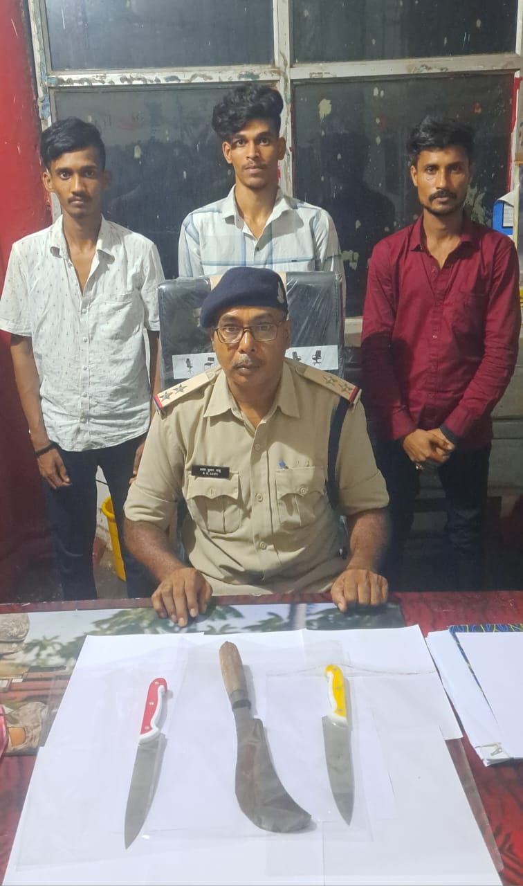 थाना सिटी कोतवाली पुलिस के द्वारा चाकू लहराते हुए आरोपियों पर की गई कार्यवाही… पूर्व में गंभीर धाराओं के तहत हुई है चालानी कार्यवाही…जप्त हथियार-01 नग लोहे का चापड़, 02 नग स्टील का चाकू…
