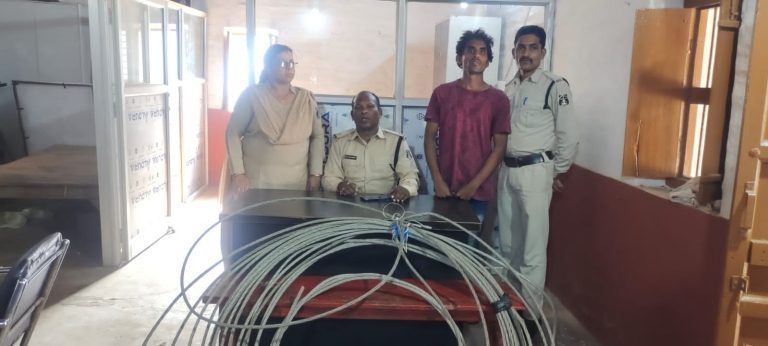 एल्यूमिनियम तार चोरी करने वाला शातिर चोर पर बिलासपुर पुलिस का प्रहार…बिजली टावर में लगे 270 मीटर एल्यूमिनियम तार आरोपी ने किया था चोरी…