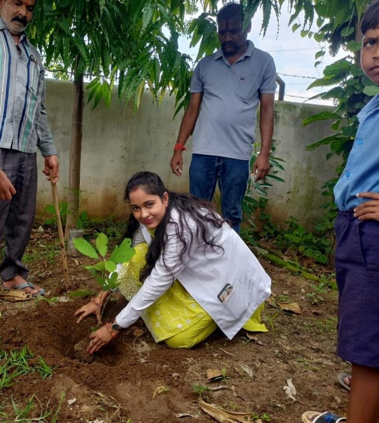 मां के नाम पर आयुष ग्राम सिंघरी में औषधीय पौधों का किया गया रोपण…आयुर्वेद चिकित्सक की अपील पर ग्रामीणों ने लिया पौधों की देखभाल का संकल्प…. मां के नाम पर आयुष ग्राम सिंघरी में औषधीय पौधों का किया गया रोपण…आयुर्वेद चिकित्सक की अपील पर ग्रामीणों ने लिया पौधों की देखभाल का संकल्प….
