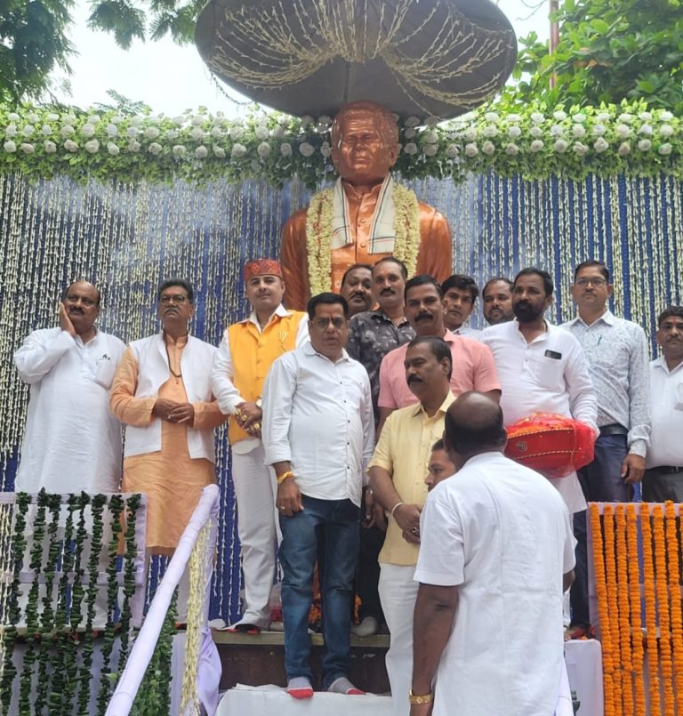 कांग्रेस नेता त्रिलोक श्रीवास स्वर्गीय बिसाहू दास महंत पुण्यतिथि समारोह में सैकड़ो सहयोगियों सहित हुए सम्मिलित… कांग्रेस नेता त्रिलोक श्रीवास स्वर्गीय बिसाहू दास महंत पुण्यतिथि समारोह में सैकड़ो सहयोगियों सहित हुए सम्मिलित…