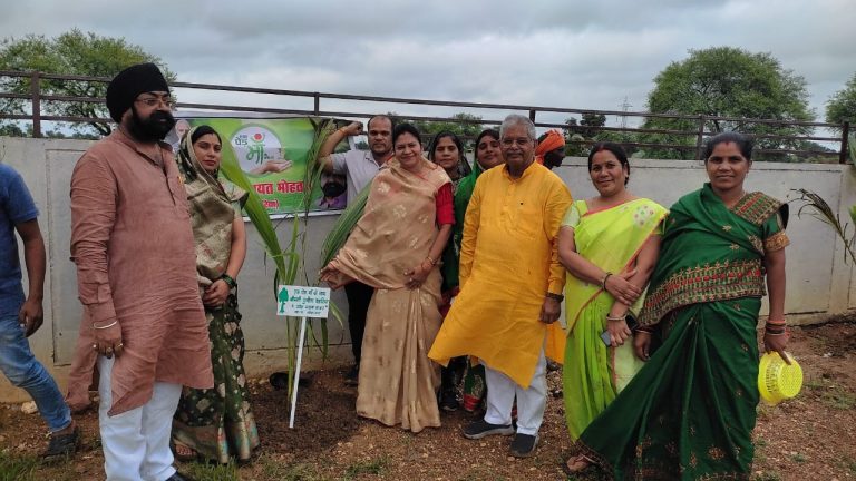 एक पेड़ माँ के नाम अभियान: जिले के गांवों में किया गया वृहद पौधारोपण… एक पेड़ माँ के नाम अभियान: जिले के गांवों में किया गया वृहद पौधारोपण…